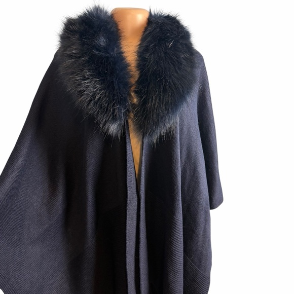 Lauren Ralph Lauren Navy Blue Elegant Draping Shawl with Faux Fur Collar - Picture 6 of 12